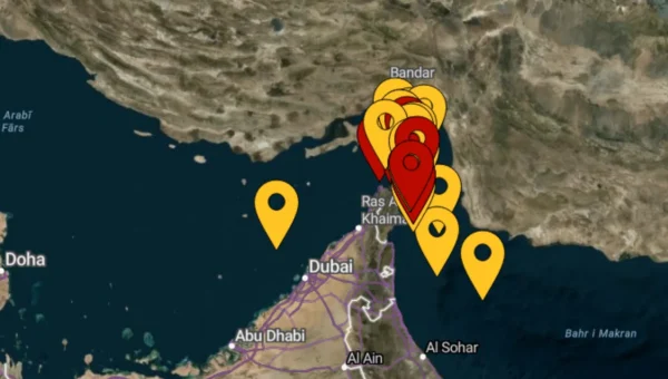 إصابة سفينة تجارية بمقذوف مجهول واشتعال النيران فيها بمضيق هرمز