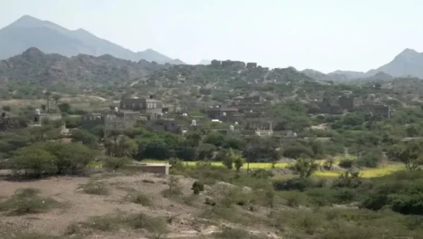 مليشيا الحوثي تستهدف نازحين بتعز