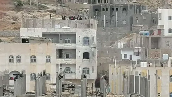 قصف حوثي يستهدف مناطق مدنية في تعز وغارات جوية تستهدف مواقع الميليشيا