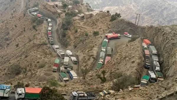 مليشيا الحوثي تفجر عبّارة حيوية وتقطع طريق تعز-عدن