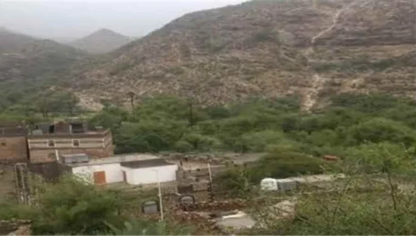 مليشيا الحوثي تنهب وتحرق مؤسسة تعليمية وتواصل انتهاكاتها في تعز