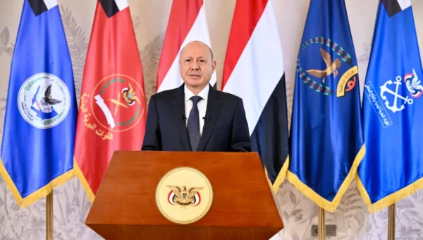 العليمي يعلن بدء العمليات العسكرية لاستعادة كامل الأراضي اليمنية