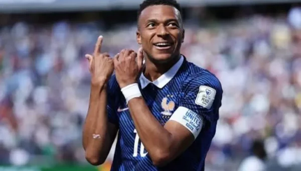 مبابي يرد بسخرية على شائعات خلافه مع ريال مدريد بسبب الكرة الذهبية