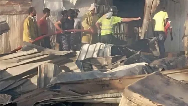 الدفاع المدني يسيطر على حريق كبير في مخيم لاجئين بحضرموت