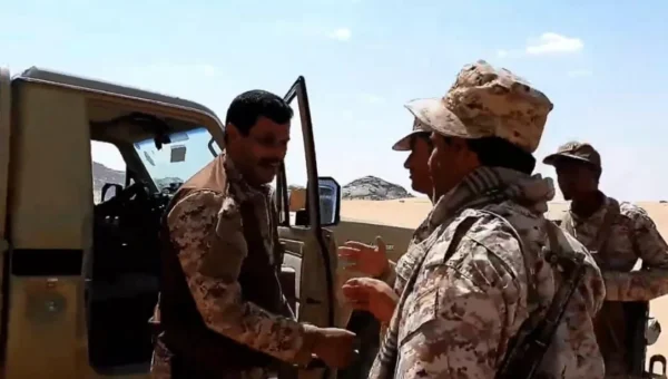 قائد الفرقة السابعة يتفقد عمليات “فجر اليمن” باللواء الثاني