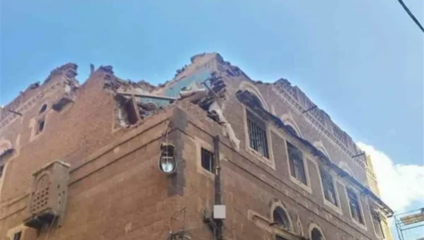 إصابة مدنيين بسقوط صاروخ باليستي حوثي على مبنى سكني في صنعاء