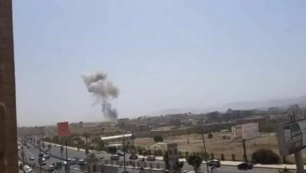 مقتل ضباط ارتباط إيرانيين وقيادات حوثية بغارات في صنعاء