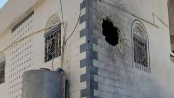قصف حوثي يستهدف مدنيين في تعز ويصيب طفلة