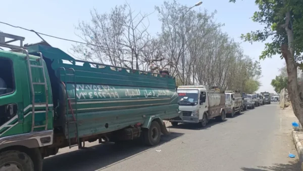 السلطة المحلية بتعز: مليشيا الحوثي تمنع دخول صهاريج مياه الشرب إلى المدينة