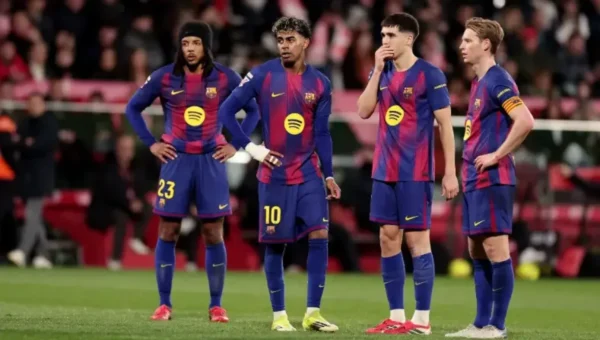 برشلونة يصل باريس متأخراً بسبب الضباب.. وحمزة عبد الكريم في القائمة