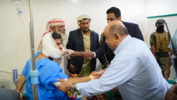 الخنبشي يتفقد جرحى هجوم الحوثيين على معسكر العلم في مستشفيات المكلا