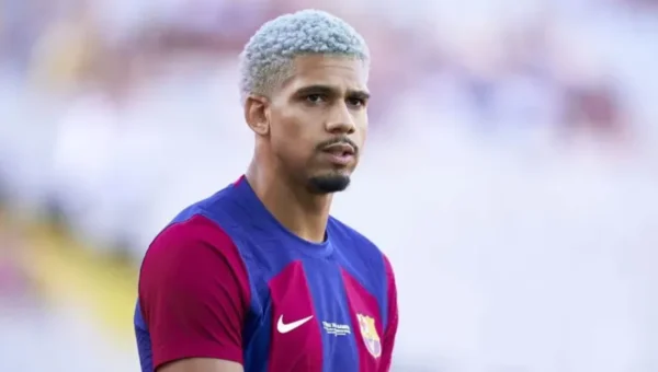 ليفربول يؤجل حسم مستقبل رونالد أراوخو رغم الاقتناع بمستواه