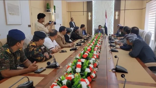 محافظ شبوة يترأس اجتماعاً للجنة دعم وإسناد الجبهات ويؤكد مضاعفة الجهود لتعزيز صمود المقاتلين