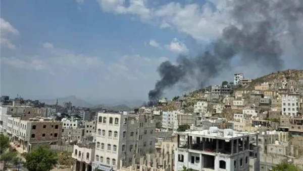 حريق هائل بمصنع إسفنج في تعز جراء قصف حوثي