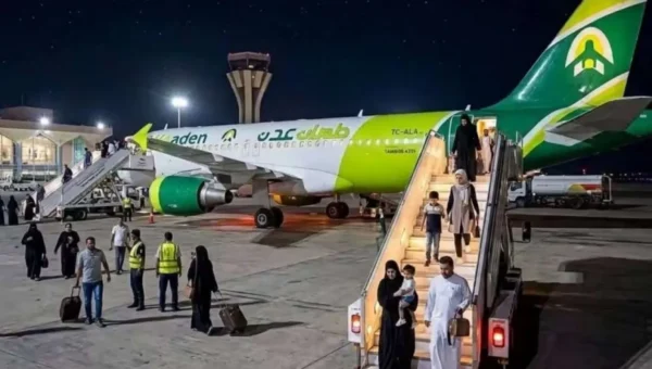 طيران عدن: إصابة مسافرة بشظية عقب وصول رحلة إلى مطار الدمام