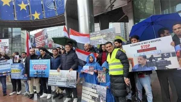 وقفة احتجاجية أمام البرلمان الأوروبي للمطالبة برفع حصار مليشيا الحوثي عن تعز