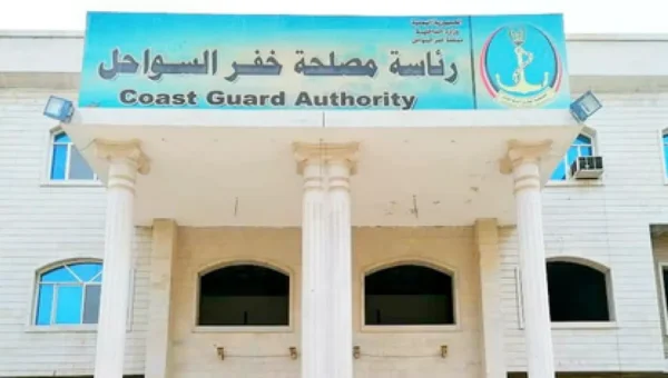 وزارة الداخلية: الحوثيون يستهدفون مقري خفر السواحل بعدن بثلاثة صواريخ باليستية