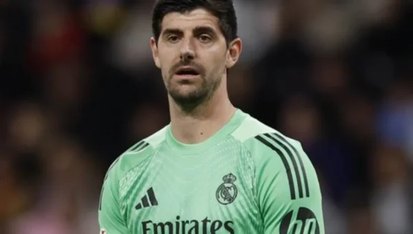 ريال مدريد يستبعد كورتوا ويستدعي حارساً شاباً للكلاسيكو