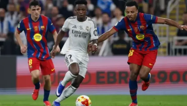 الكلاسيكو: برشلونة يواجه ريال مدريد في صراع على الصدارة ورقم تاريخي
