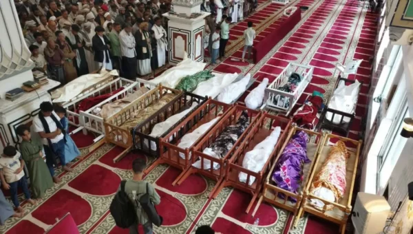 محور تعز يدين تمثيل مليشيا الحوثي بجثامين الشهداء