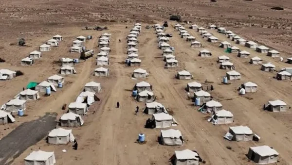 محافظ الحديدة يوجه بصرف مساعدات نقدية لألف أسرة نازحة إضافية