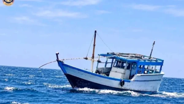خفر السواحل بشبوة يعثر على قارب صيد تعرض لعطل فني وينقذ طاقمه